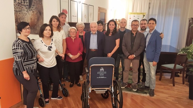 Una sedia a rotelle a Liberi nella sclerosi multipla